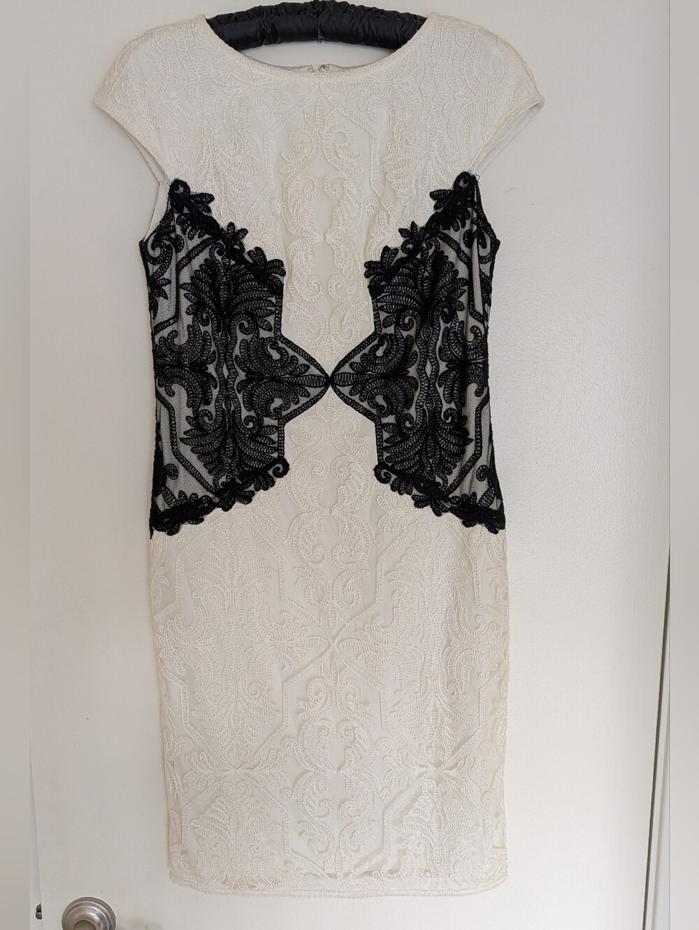 Tadashi Shoji Elegant Ivory Sheath Dress 8P Black Lace Accent Embroidered